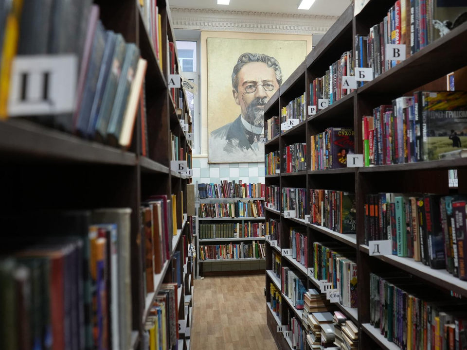 Ремонт детского абонемента завершили в библиотеке Дзержинского: что изменилось для читателей?