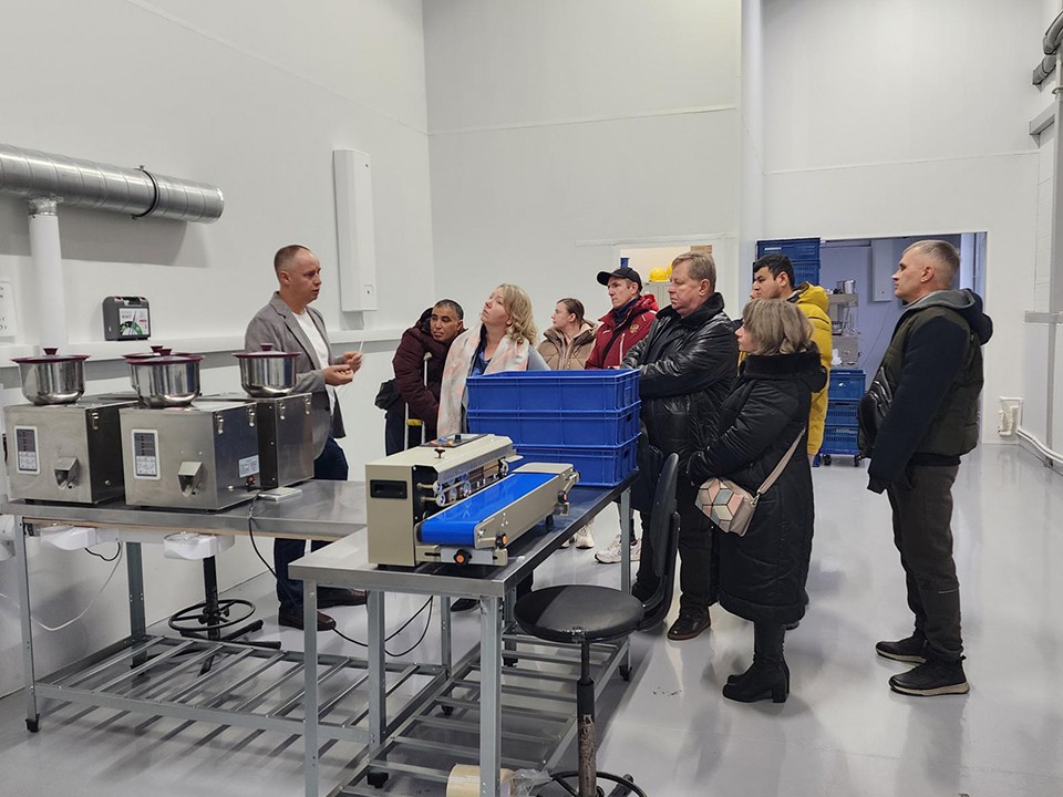 Ветераны СВО и их родные узнали, как в Красноармейске делают бытовую химию