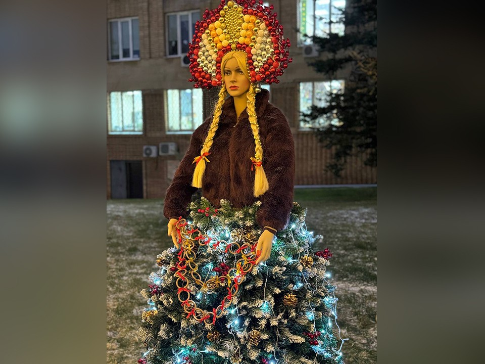 Елка в вишневом полушубке и кокошнике «прогулялась» по центру Можайска