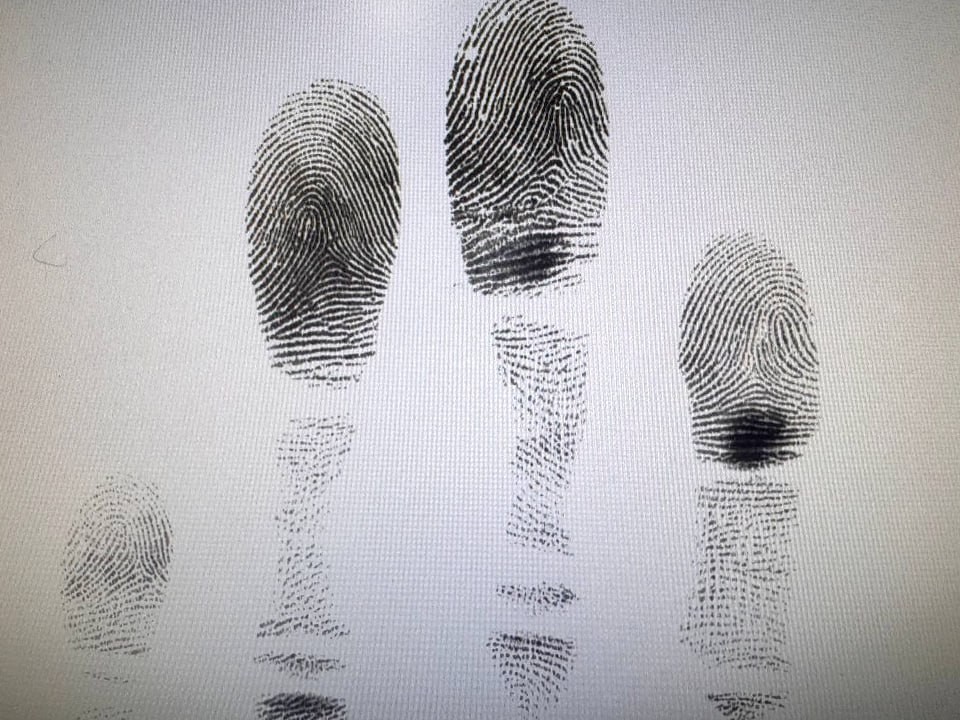 Задушил косынкой и исчез: как по отпечаткам на улике раскрыли убийство 2001 года