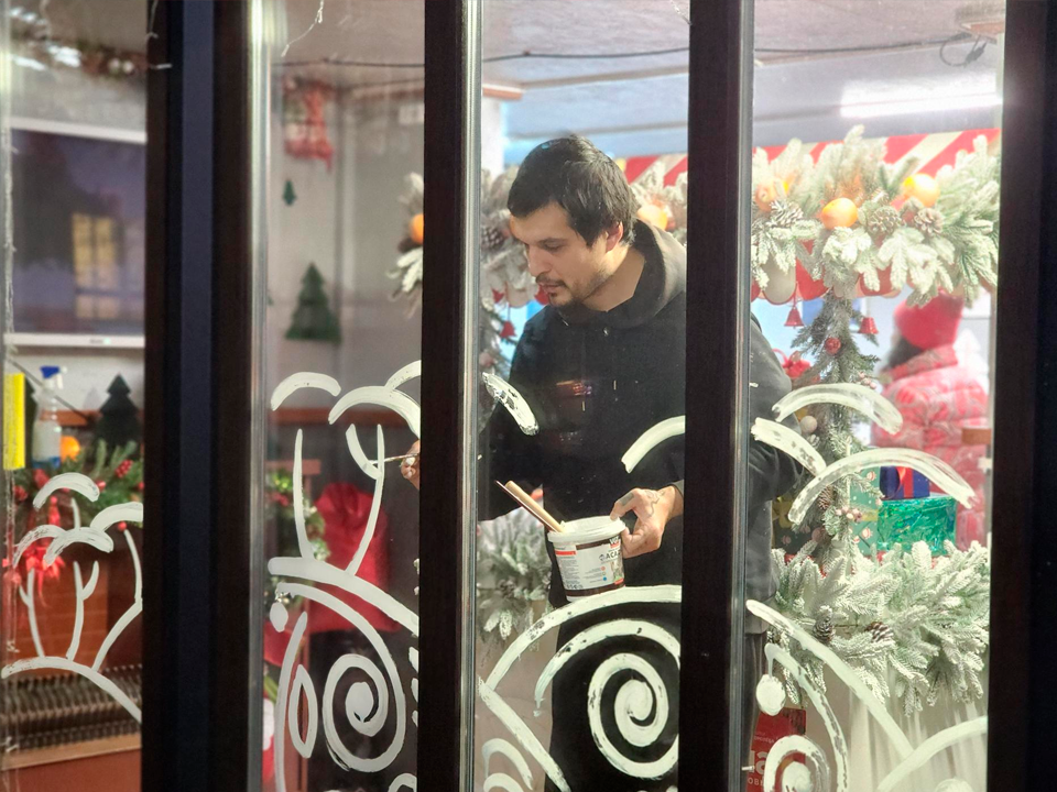 У входа в городской парк обновили зимнюю роспись резиденции Деда Мороза