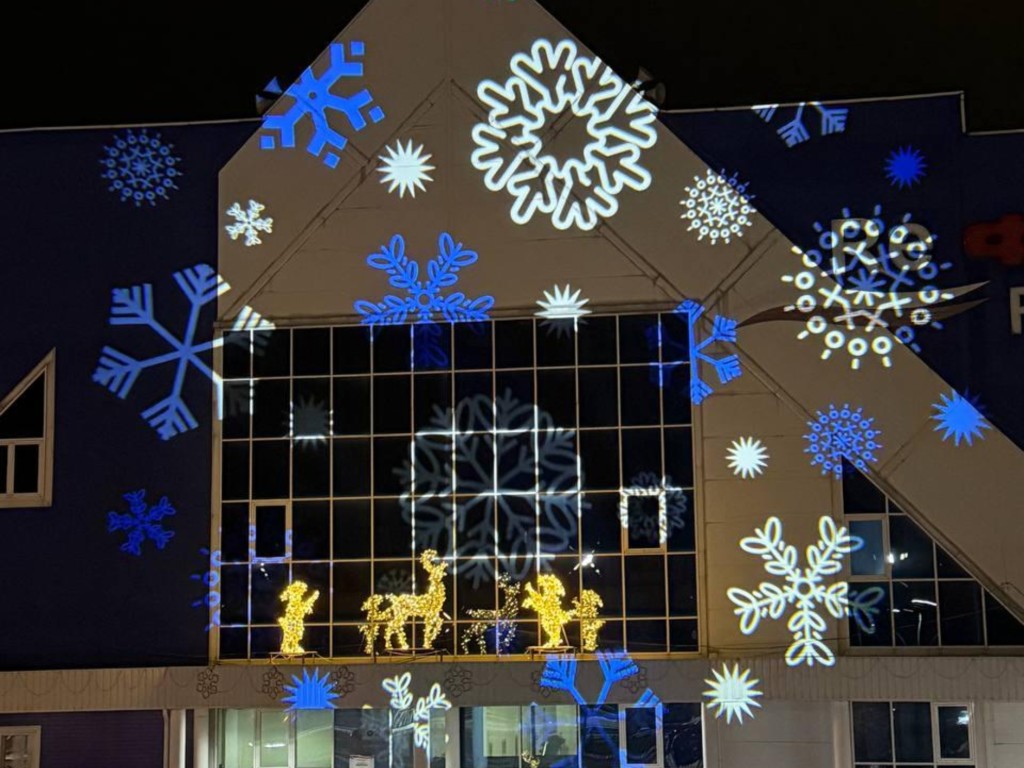 На фасаде дворца спорта в Шатуре заискрились снежинки и световые узоры