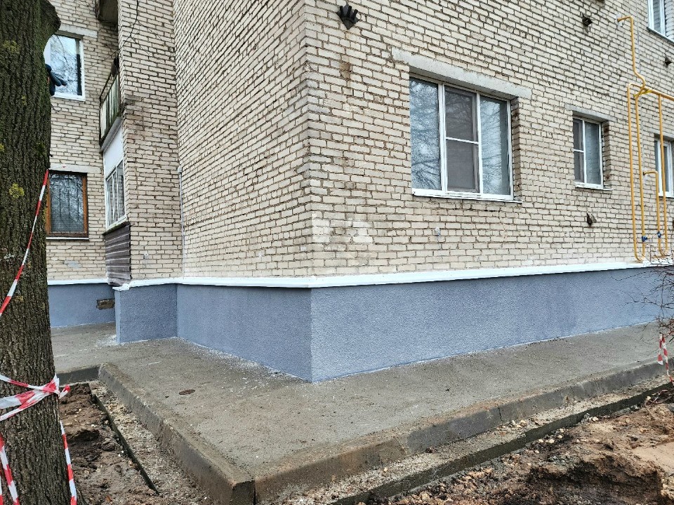 Фундамент на века: строители завершили капремонт пятиэтажки на Вертлинской