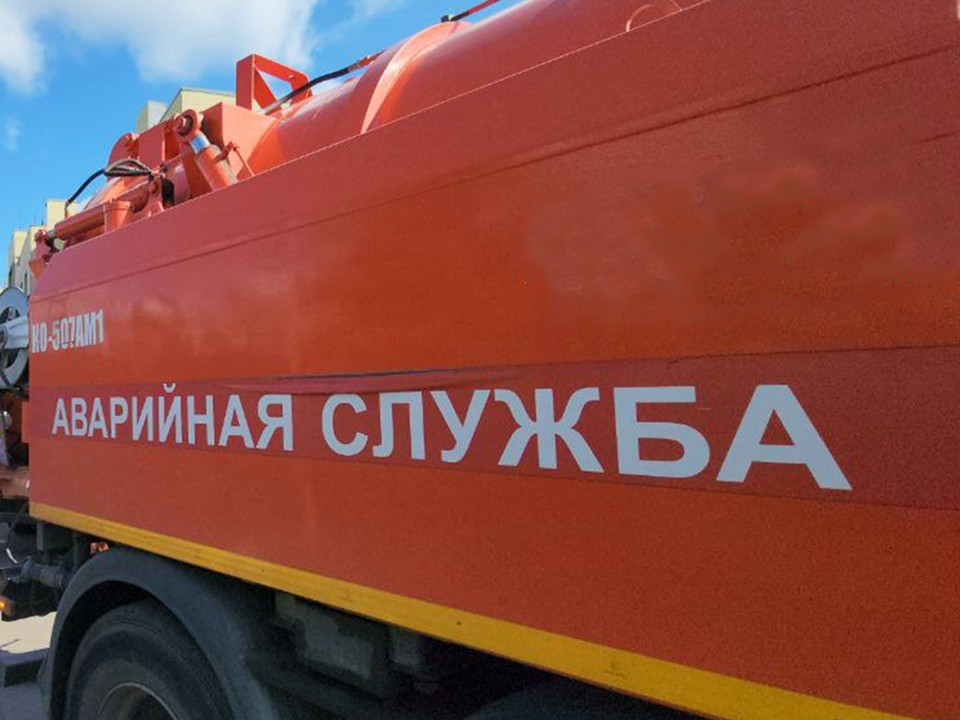 Работники ЖКХ в Луховицах устраняют утечку на теплотрассе