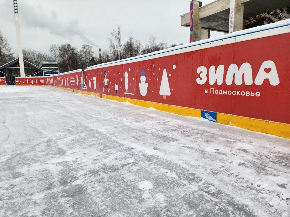 Несколько сеансов массовых катаний отменили на катке 20 декабря