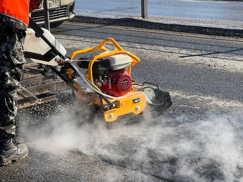 Ямочный ремонт по-зимнему: чем «латают» дороги в Ступине, когда обычный асфальт не положить