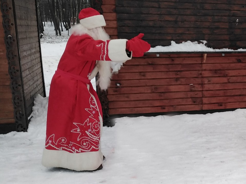 Младшие взяли конфеты, старшие бросили: в Егорьевске разгорелся спор из‑за Деда Мороза