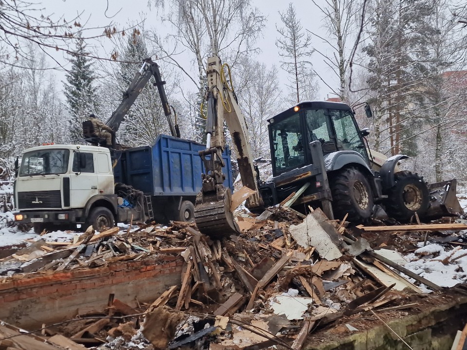 Почти два десятка устаревших торговых точек, которые нарушали закон, снесли в Клину