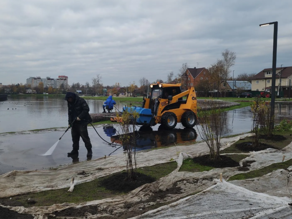 Новая жизнь набережной озера Торфяное: место для прогулок и отдыха готовят к открытию