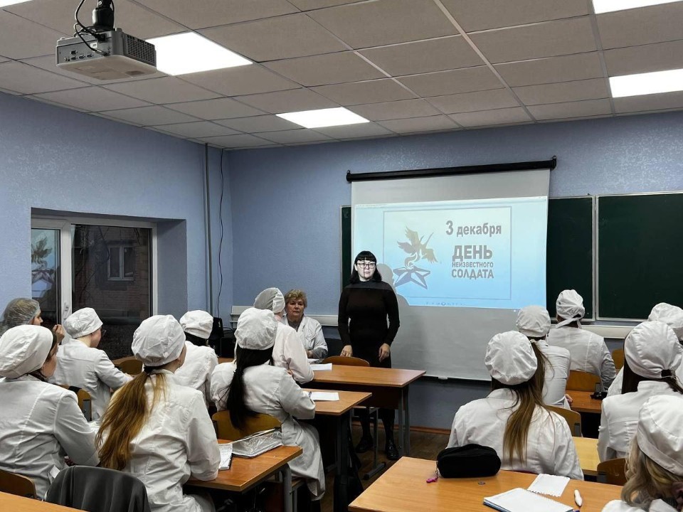 К Вечному огню с цветами: студенты колледжа «Энергия» почтили память Неизвестного Солдата