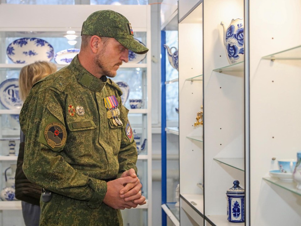 «Промышленный туризм»: ветеранам СВО из Раменского помогли раскрыть свой потенциал на Гжельском фарфоровом заводе