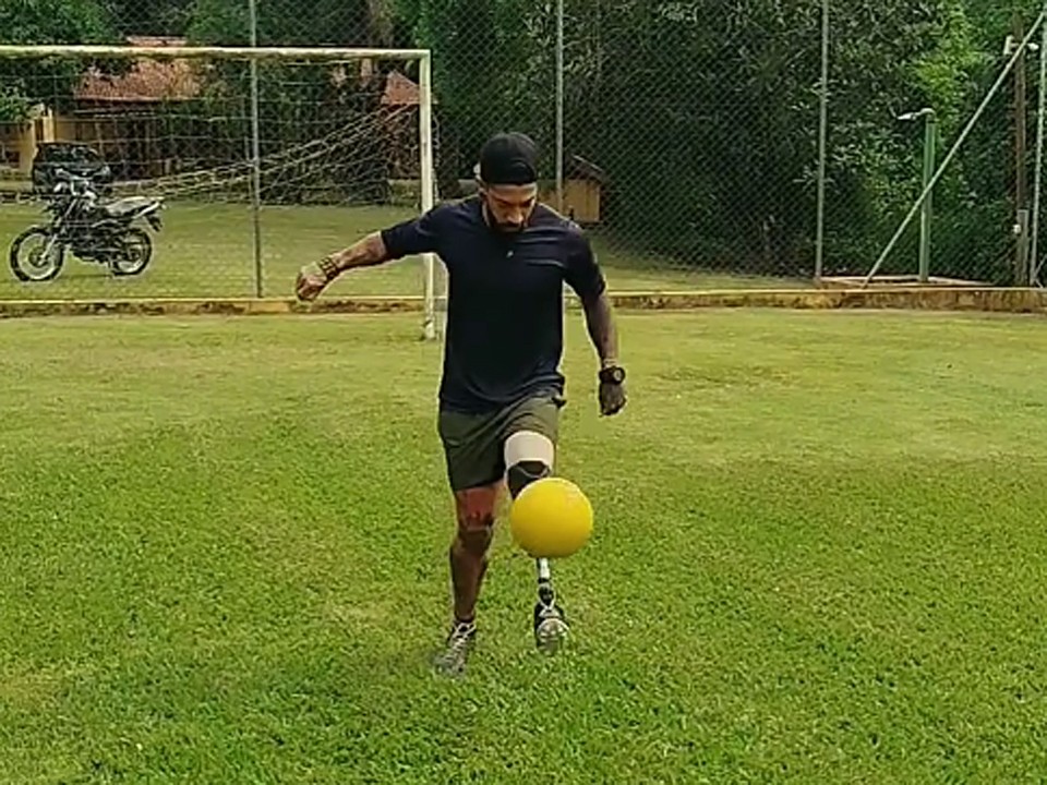 Сальто назад и игру в футбол показал пользователь щелковского протеза в Бразилии