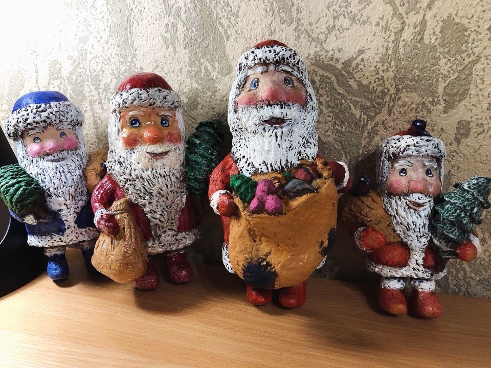 Жительница Орехово-Зуева с помощью позабытой техники создает новогодние игрушки