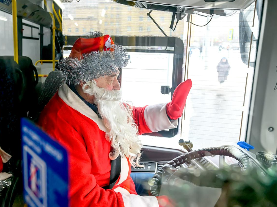 Дед Мороз за рулем: водитель автобуса дарит подольчанам новогоднее настроение