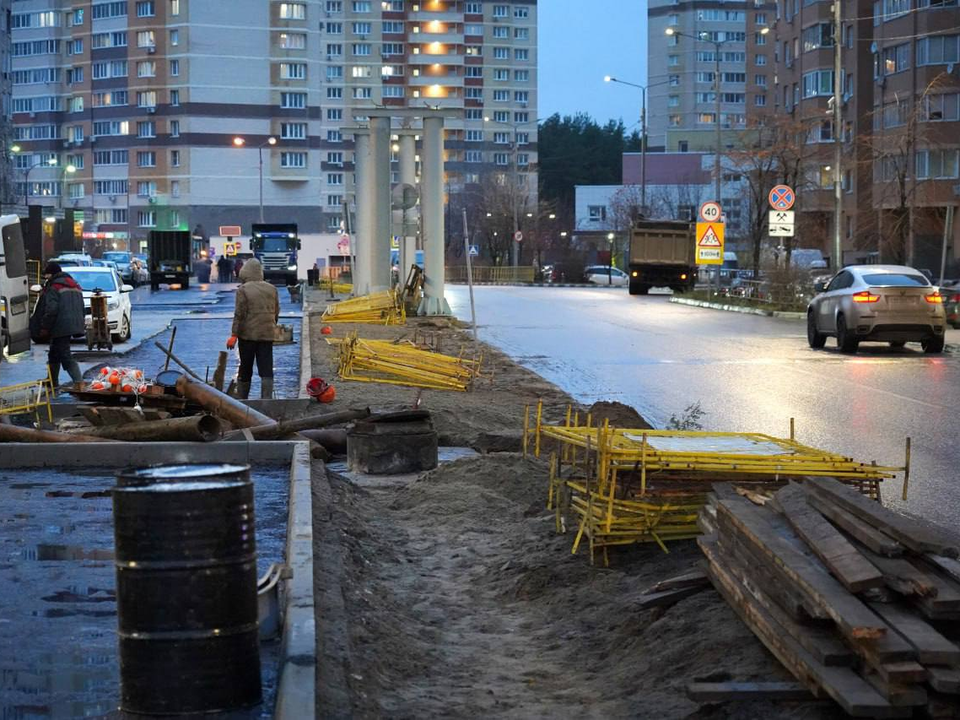 После ремонта теплосетей: на улице Кузьминской восстанавливают асфальт и убирают конструкции