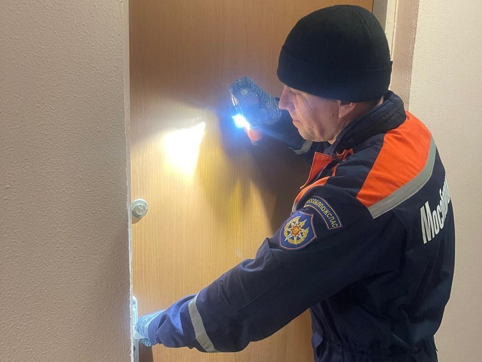 Дверь захлопнулась, ключи внутри, а у матери — инсульт. История одного звонка на «112»