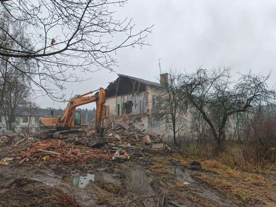 Снос по графику: в поселке МИЗа начался демонтаж аварийного двухэтажного здания № 17