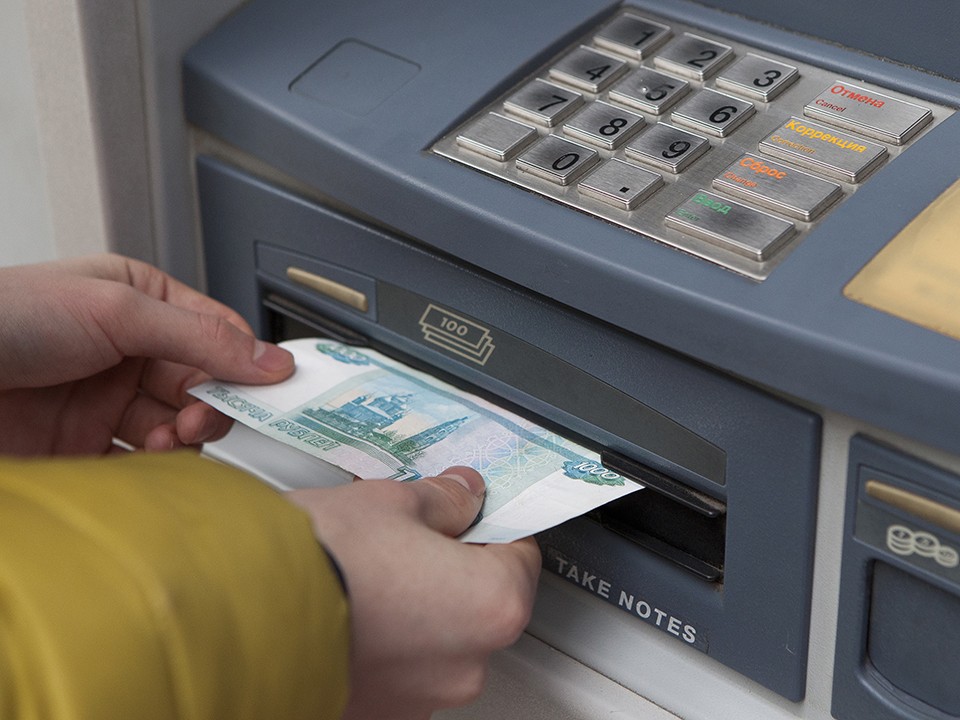 Какое наказание грозит за снятие денежных средств с чужой банковской карты