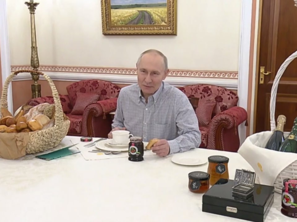 Булочки для президента: Путин попробовал выпечку люберецкой пекарни