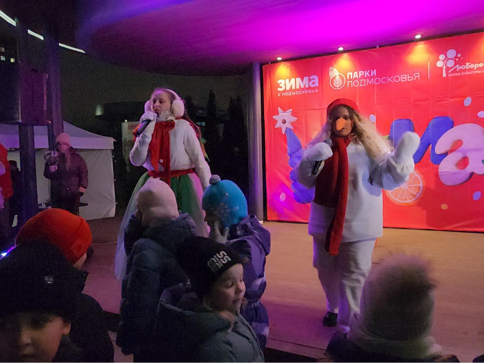 Хоровод у елки и веселые снеговики: в Наташинском парке открыли новогодний сезон