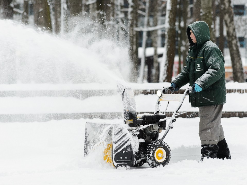 Новые стандарты зимней уборки: как расчищают от снега дворы и улицы Подмосковья?