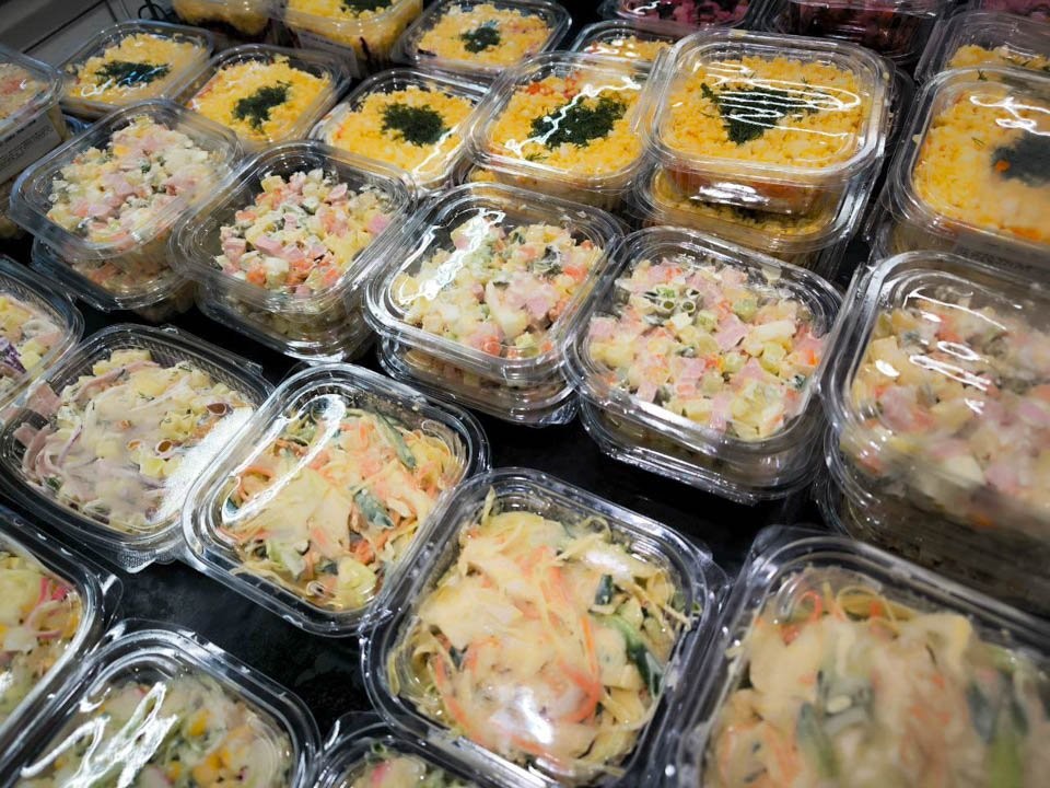 Вкусный и опасный: этот коварный салат подстерегает вас в Новый год