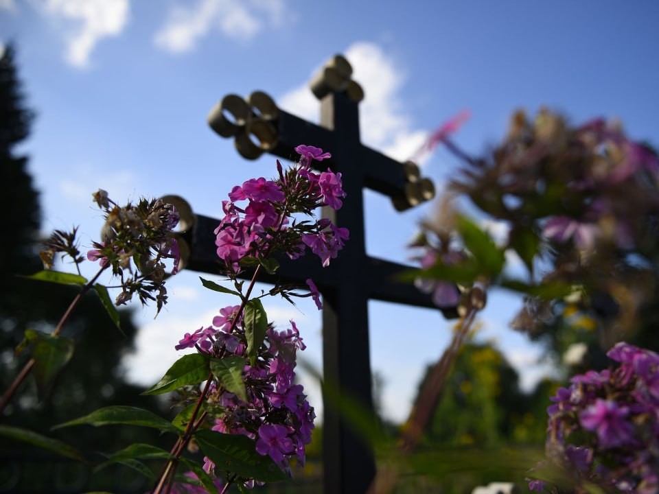 Трубка, веселый плейлист и барсук: озвучены условия самых странных похорон