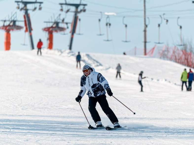 Летом — асфальт, зимой — лыжня: как в Подмосковье обеспечили комфортный проезд к местам зимнего отдыха