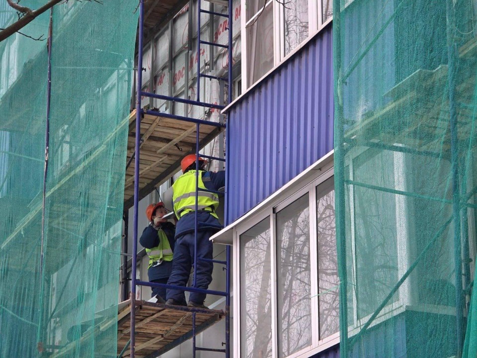 Фасадный макияж: как в Мытищах преображают дом середины прошлого века