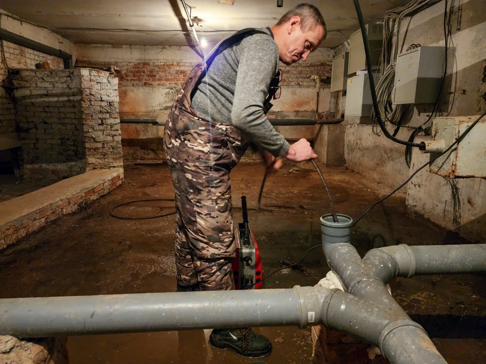 Неприятный запах из труб – предвестник коммунального ЧП: как избежать засоров коммуникаций