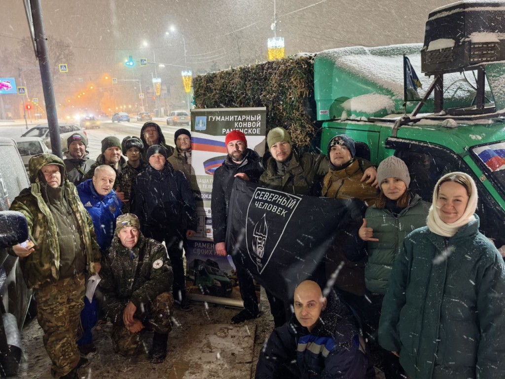 Гуманитарный конвой отправил пять машин со стройматериалами, медикаментами и новогодними подарками на фронт