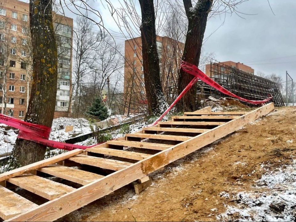 Временный лестничный марш установили на улице Победы