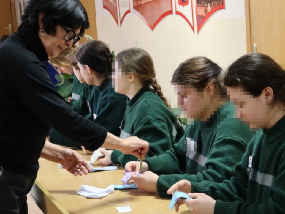 Творчество за стенами: воспитанниц колонии в Можайске научили делать тряпичные куклы