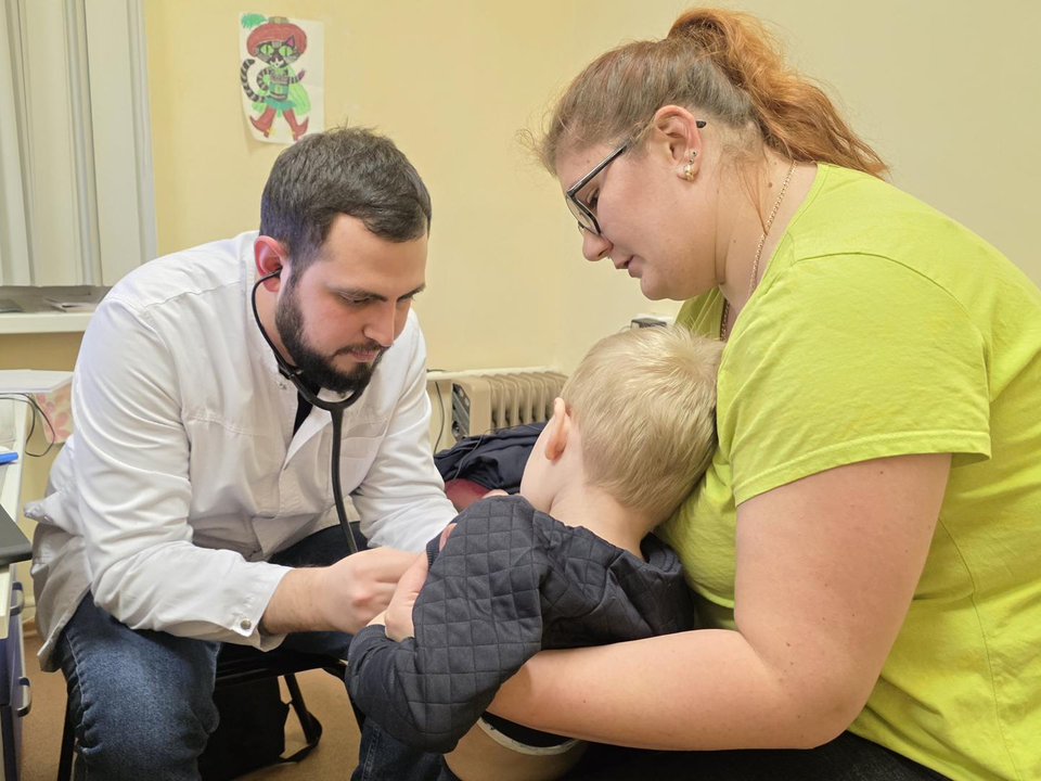 С игрушками и улыбкой: как новые врачи влюбляют в себя пациентов детской поликлиники Дзержинского