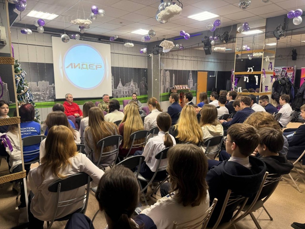 Диалог поколений в Люберцах: ветеран СВО рассказал волонтерам о мужестве и поддержке