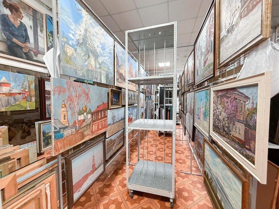 Специальные стенды для хранения картин установили в фондах «Дома Озерова»