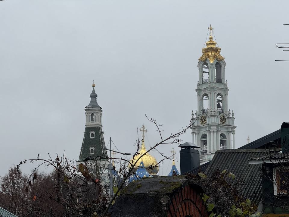 Секрет ящика на пути в Лавру раскрыт: стало известно, что оставляют внутри для паломников