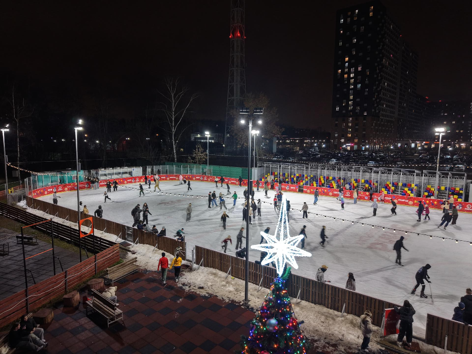 Каток, резиденция Деда Мороза и новогодний автобус: зимняя программа в парках Люберец