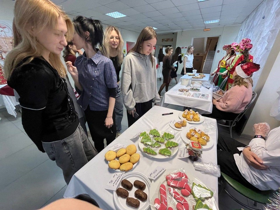 Студенты Губернского колледжа превратили пятый корпус в волшебную выставку и помогли героям СВО