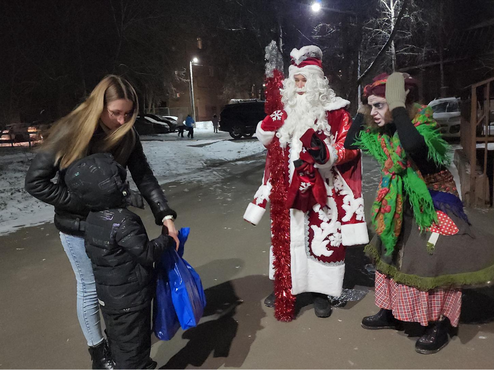 Дед Мороз из IT и Снегурочка-финансист: необычные волонтеры поздравляют семьи участников СВО