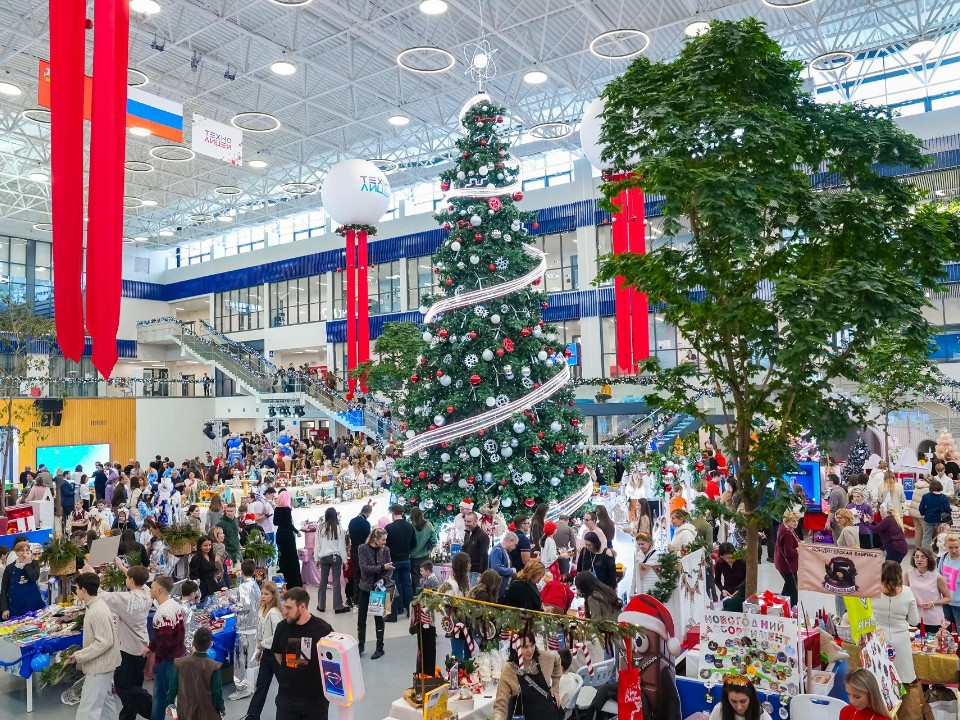 От «Снежной королевы» до сухого льда: как в Истре прошла традиционная предновогодняя ярмарка