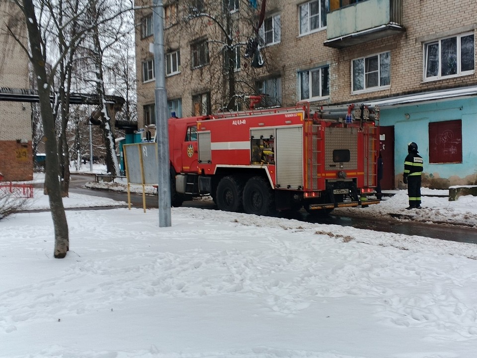 Причиной задымления в доме 18 на улице Мира стало возгорание коврика