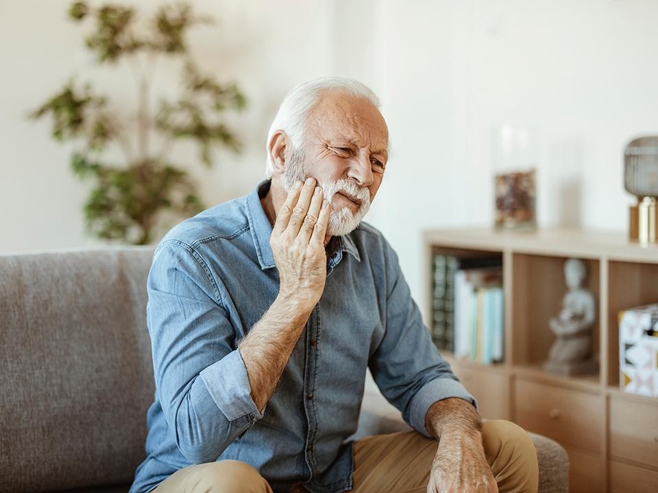 Ошибка, которую допускают все: почему нельзя чистить зубы сразу после шампанского