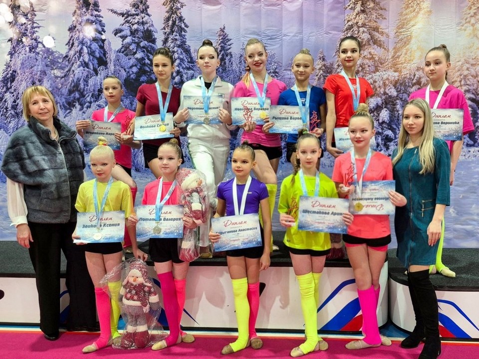 Луховицкие гимнастки проводили 2025-й год соревнованиями