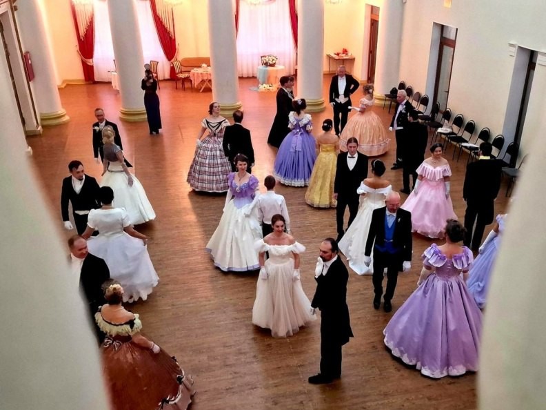 В Воскресенске танцевали вальс в кринолинах и с бакенбардами