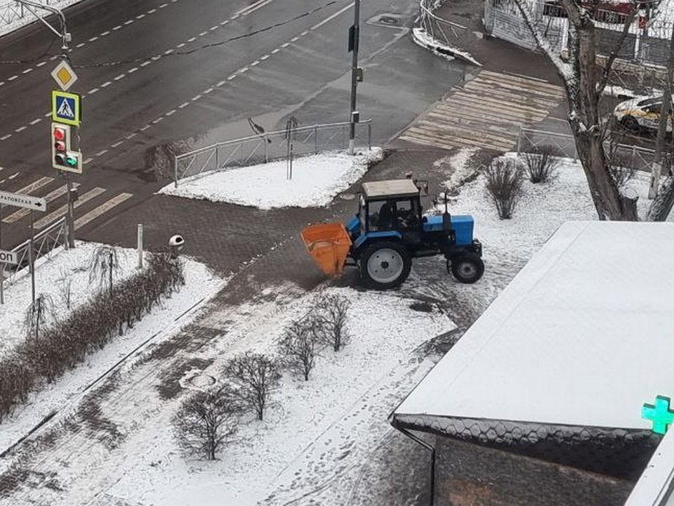 Спецтехника с раннего утра расчищает улицы города от снега
