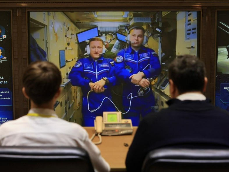«Не бойтесь больших задач»: что экипаж МКС сказал юным математикам из Подмосковья во время прямого эфира со станции
