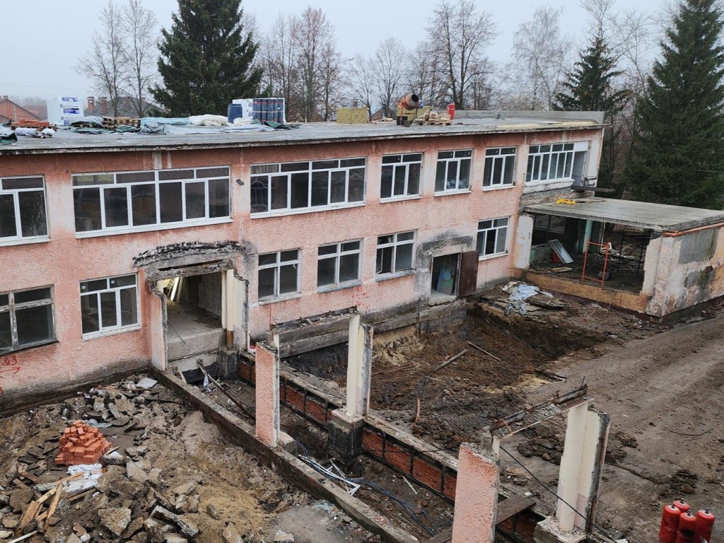 Новую кровлю обустраивают в детском саду на улице Вахрушева