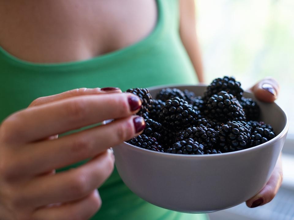 Сезонные фрукты и ягоды: нужно ли себя ограничивать, если хочется всего и сразу