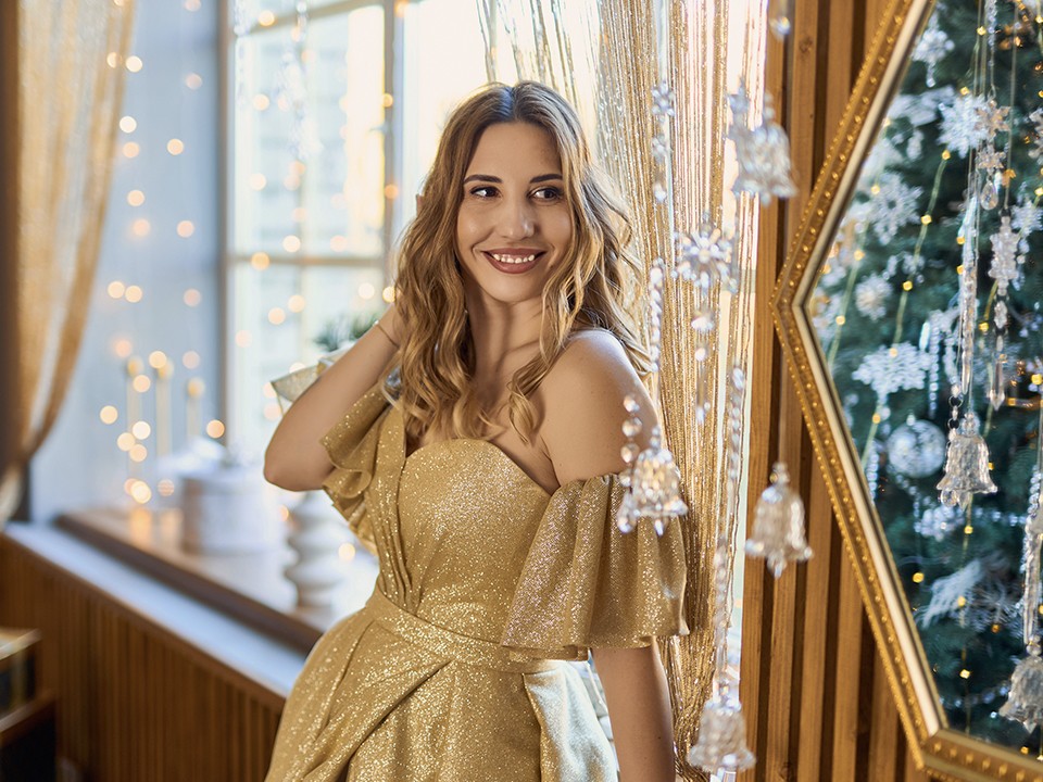 Бархат, металл, драпировка: три правила идеального новогоднего образа
